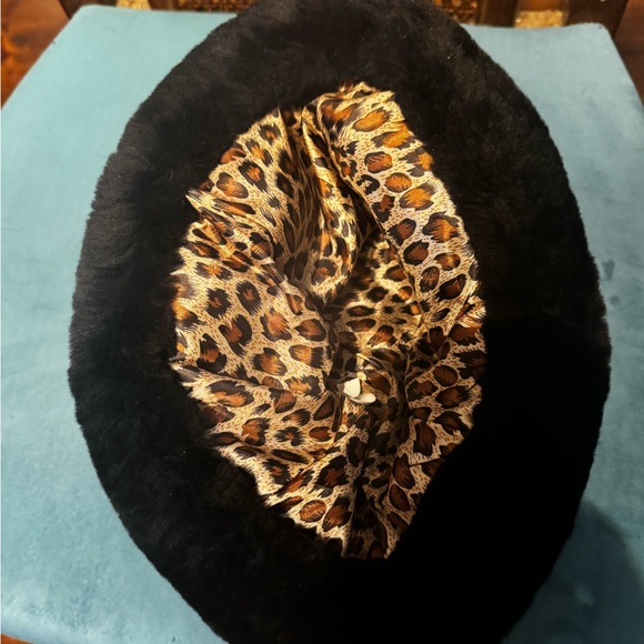 BRAND NEW CLOUDNINE SHEEPSKIN CLOCHE HAT in Black with leopard print satin liner - Picture 4 of 12